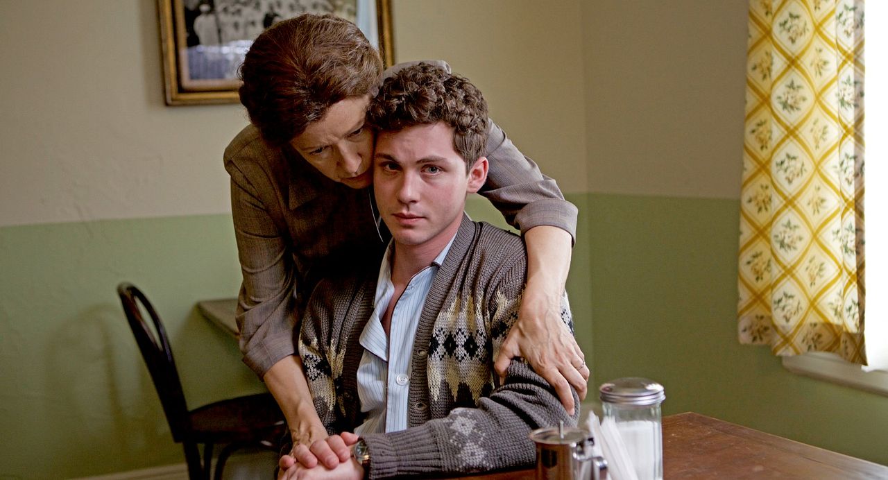 Foto Linda Emond, Logan Lerman