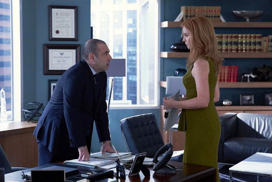 Suits : Foto Sarah Rafferty, Rick Hoffman