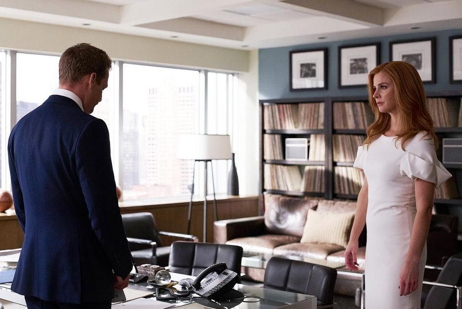 Suits : Foto Sarah Rafferty, Gabriel Macht