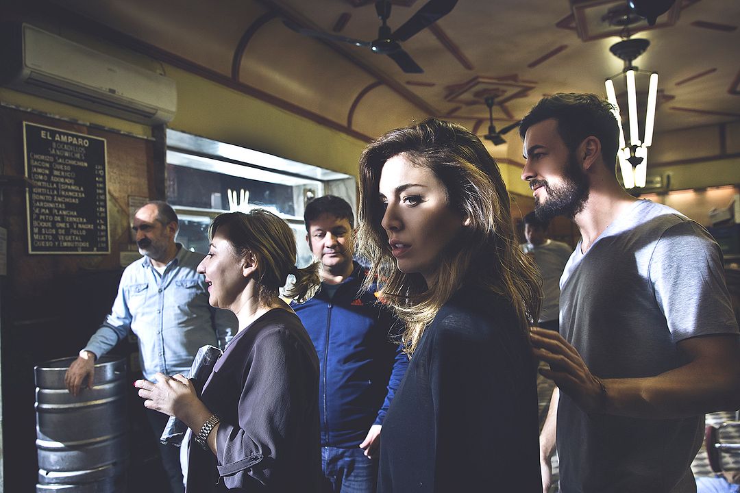 El bar : Foto Mario Casas, Blanca Suárez