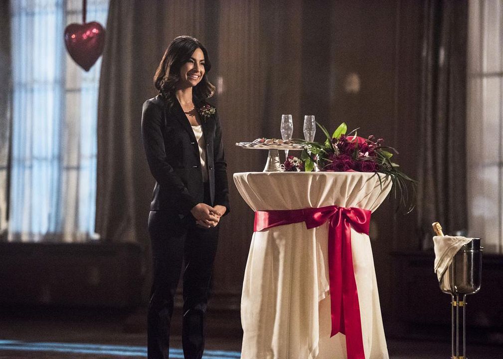 Supergirl : Foto Floriana Lima