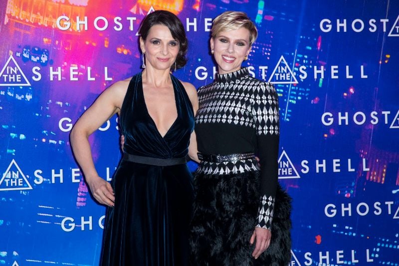 La Vigilante del Futuro: Ghost in the Shell : Cobertura de revista Juliette Binoche, Scarlett Johansson