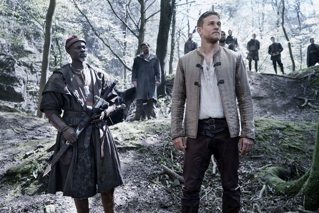 Rey Arturo: La leyenda de la espada : Foto Djimon Hounsou, Charlie Hunnam