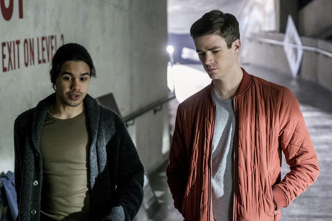 Foto Grant Gustin, Carlos Valdes