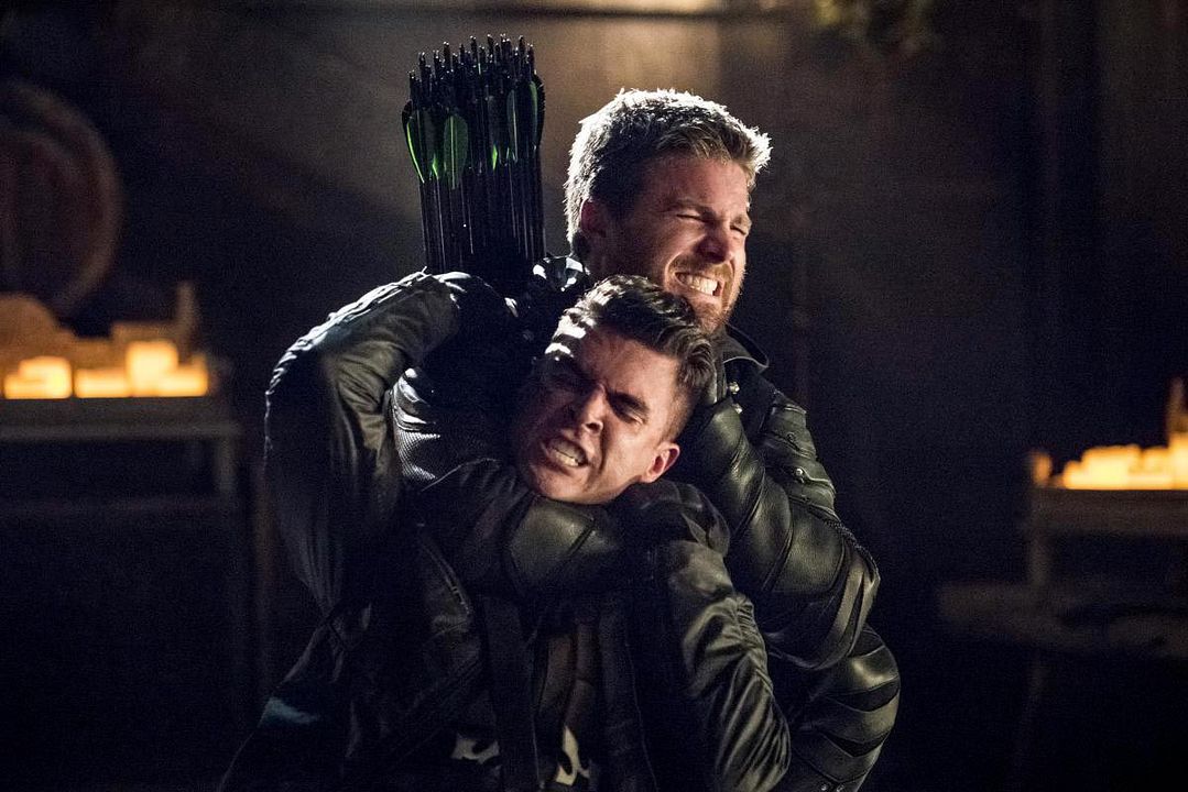 Arrow : Foto Stephen Amell, Josh Segarra
