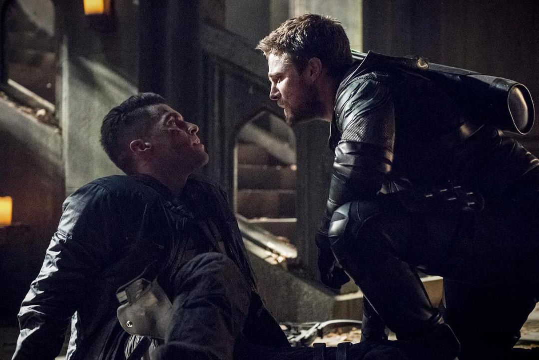 Arrow : Foto Stephen Amell, Josh Segarra