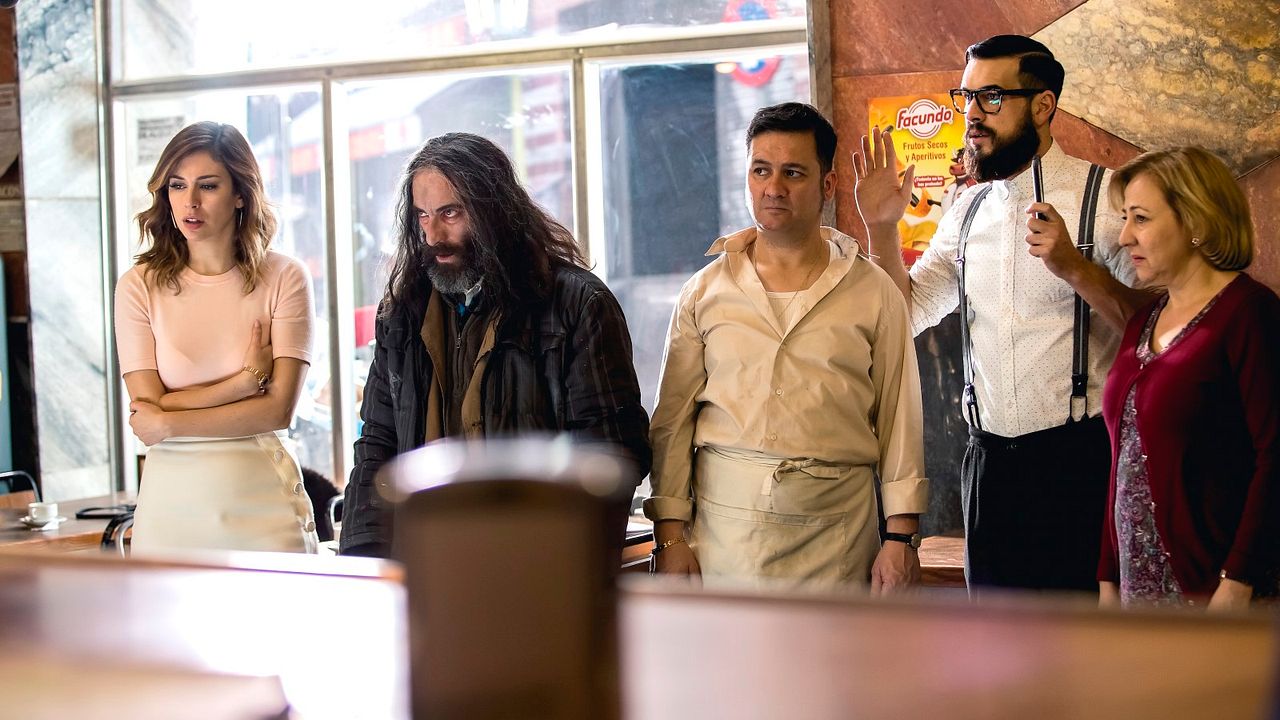 El bar : Foto Mario Casas, Blanca Suárez