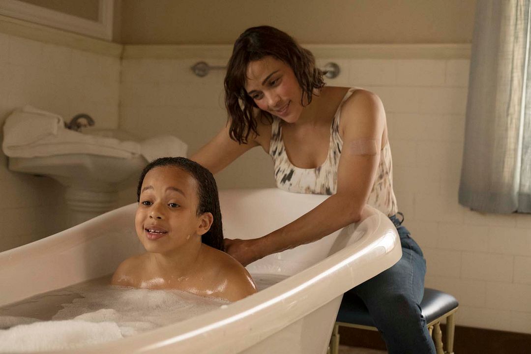 Somewhere Between : Foto Paula Patton