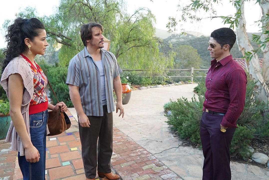 Snowfall : Foto Emily Rios, Sergio Peris-Mencheta