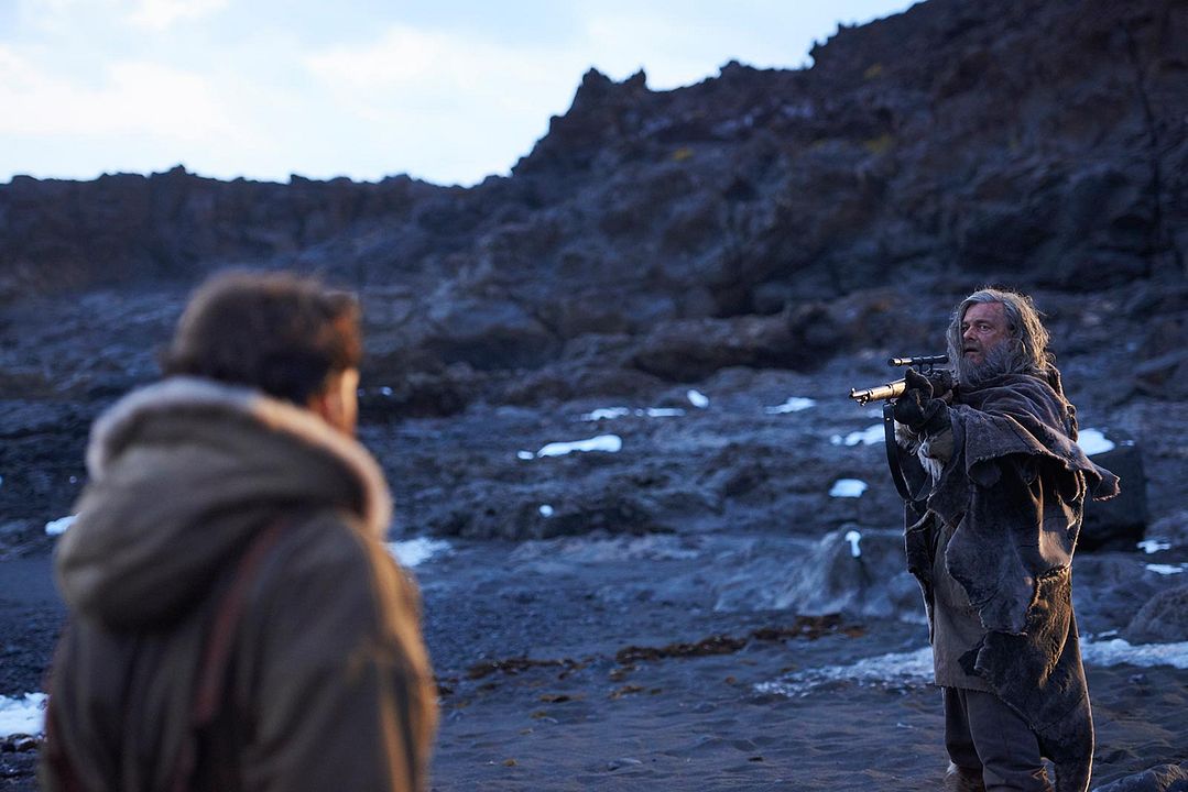 La piel fría : Foto Ray Stevenson, David Oakes