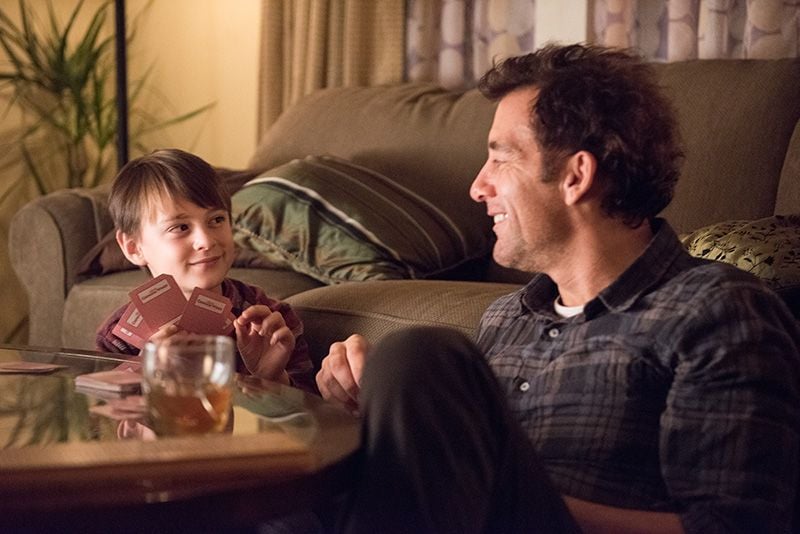 Foto Clive Owen, Jaeden Martell