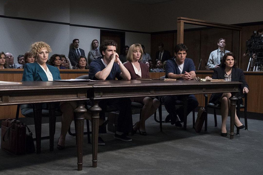 Foto Edie Falco, Julianne Nicholson, Miles Gaston Villanueva