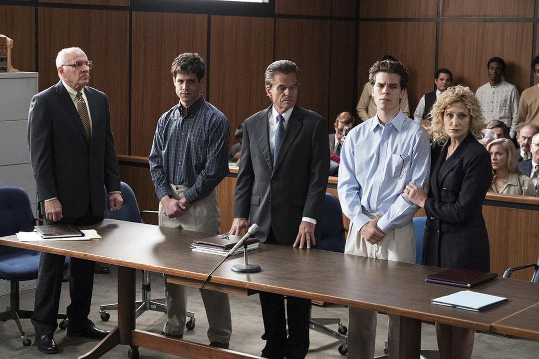 Foto Edie Falco, Miles Gaston Villanueva