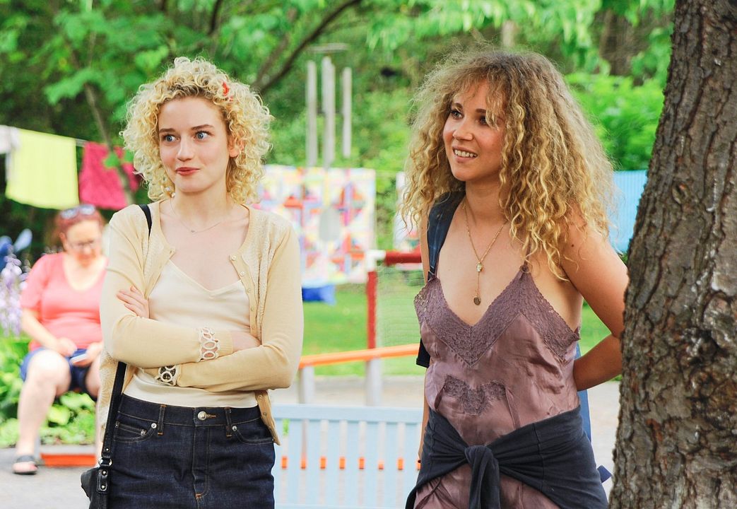 Foto Juno Temple, Julia Garner