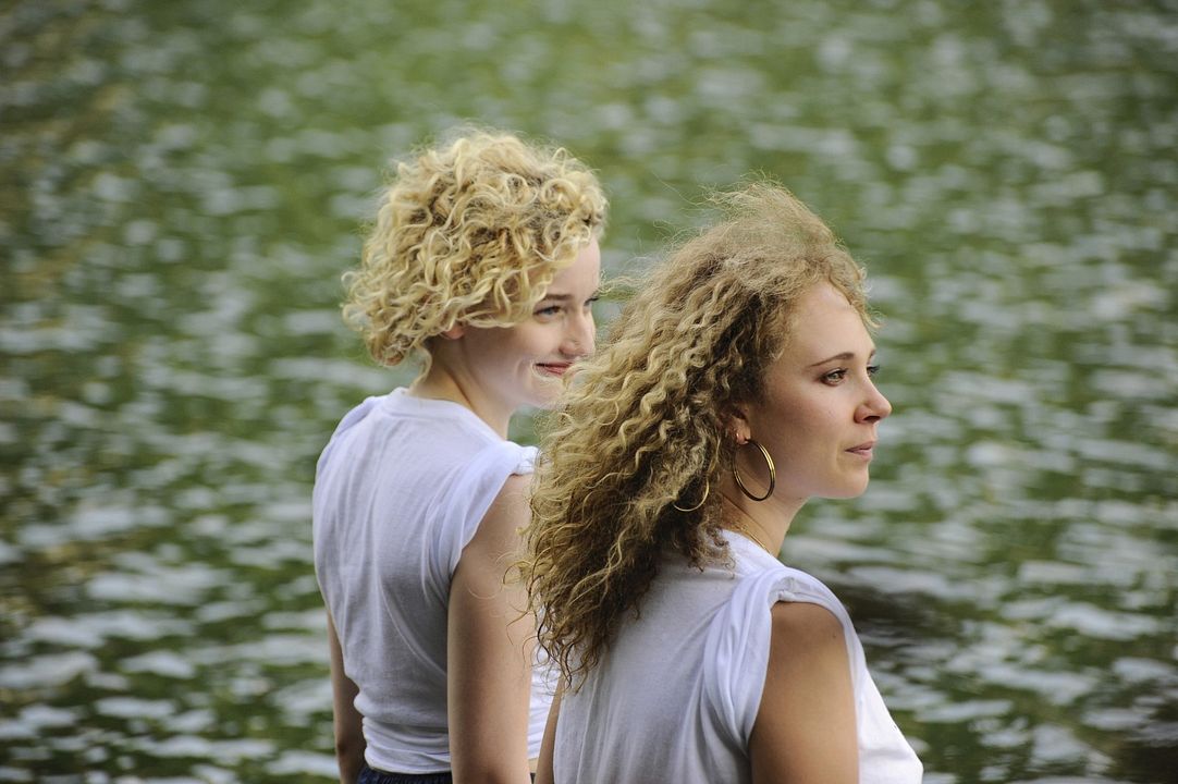 Foto Juno Temple, Julia Garner