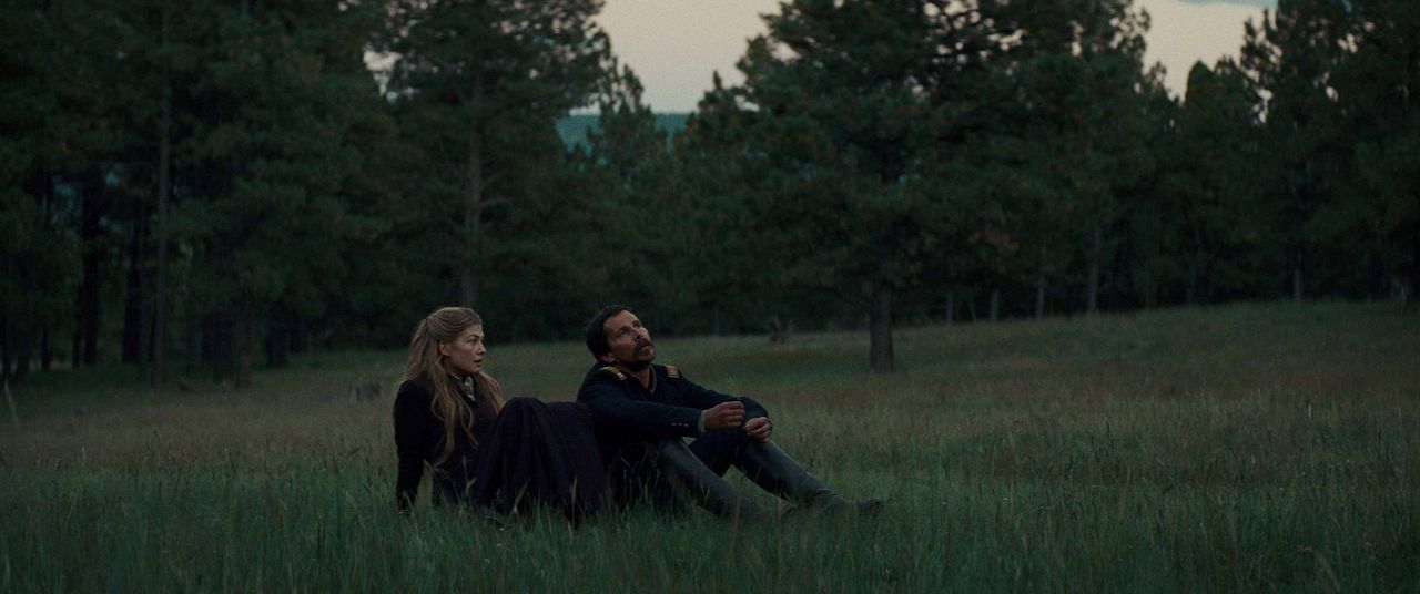 Hostiles: Violencia americana : Foto Rosamund Pike, Christian Bale