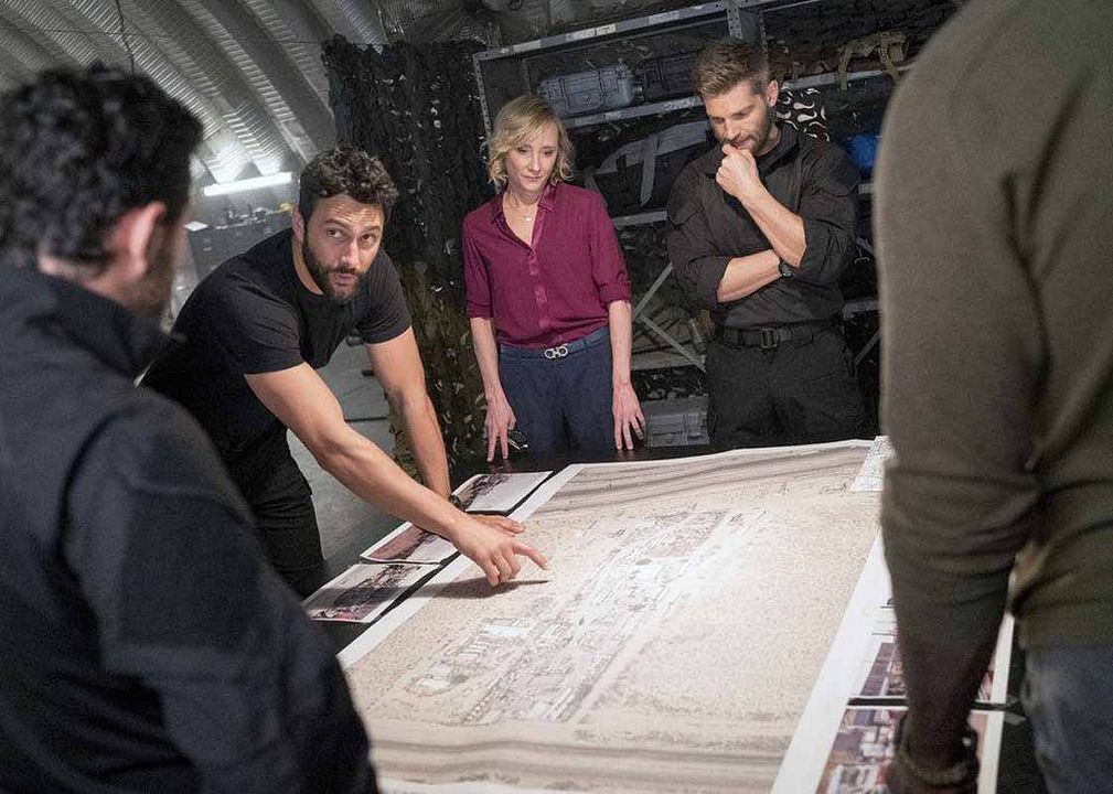 Foto Noah Mills, Anne Heche, Mike Vogel