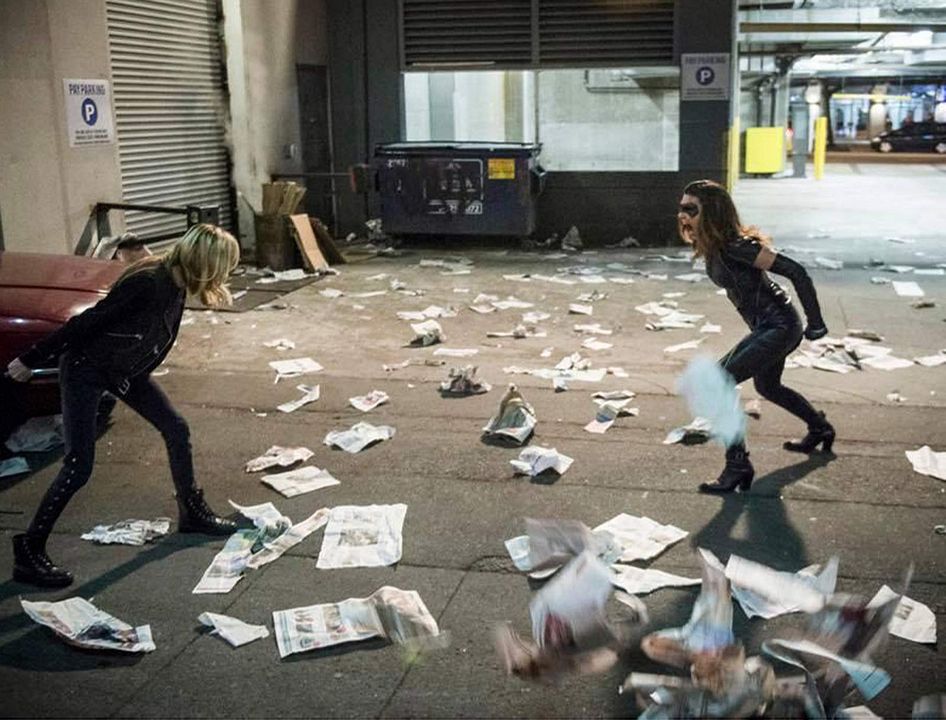 Arrow : Póster Katie Cassidy, Juliana Harkavy