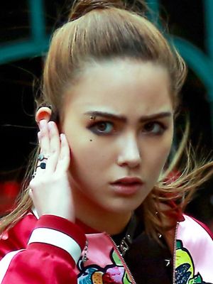 Póster Hannah Quinlivan