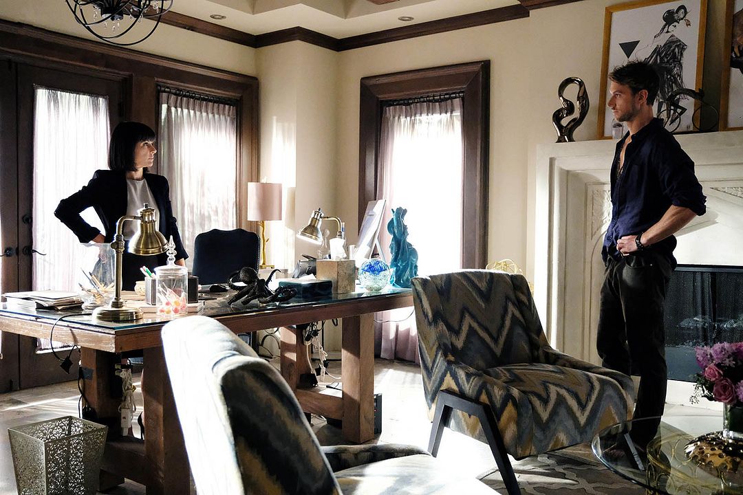 Cobertura de revista Constance Zimmer, Adam Demos