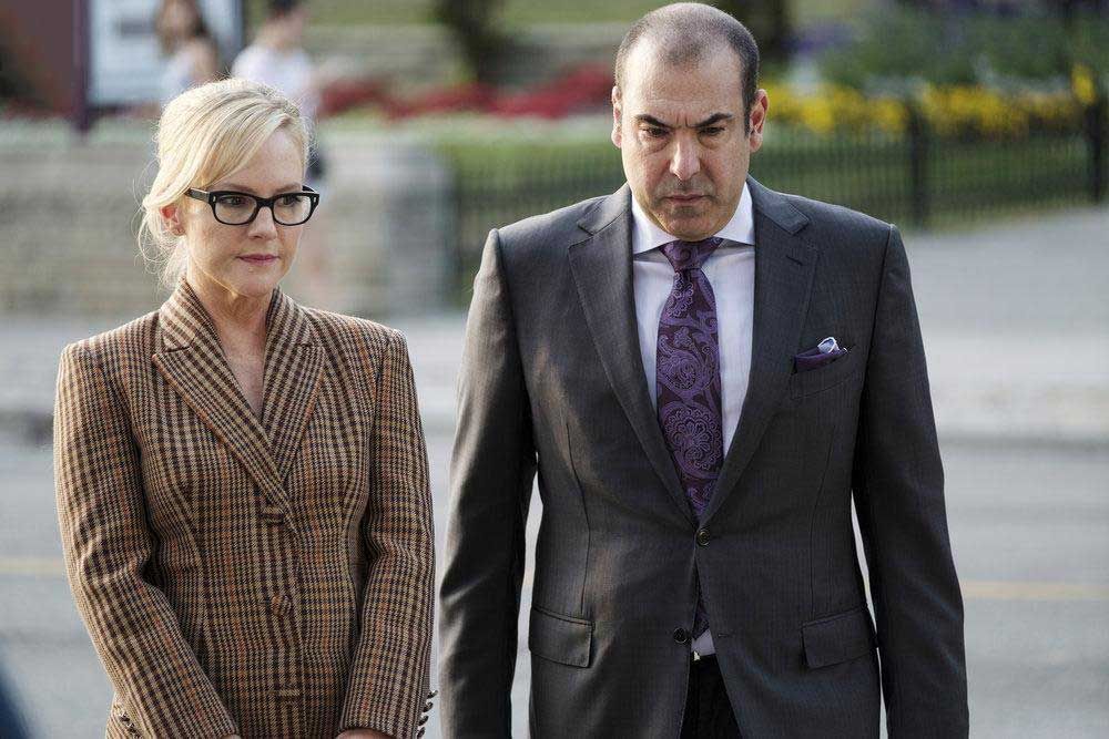 Suits : Foto Rachael Harris, Rick Hoffman