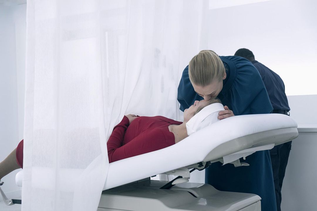 The Handmaid’s Tale : Foto Yvonne Strahovski, Elisabeth Moss