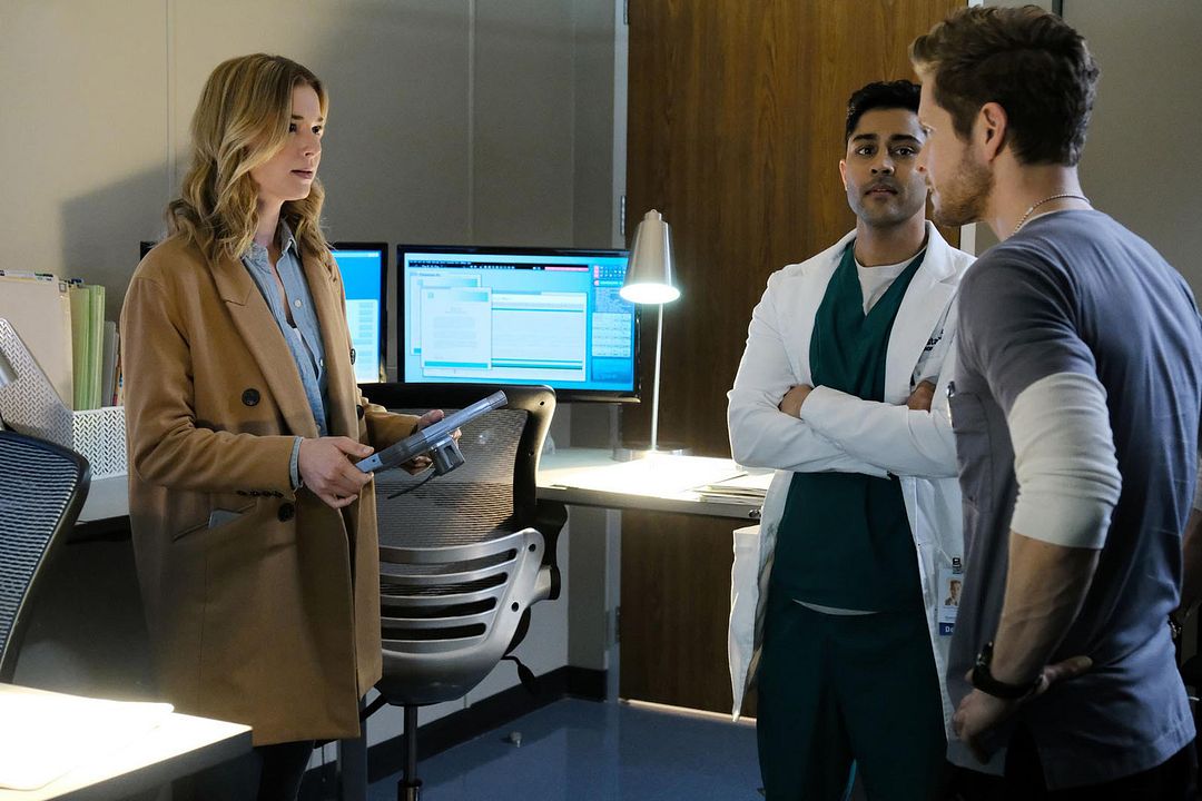 The Resident : Foto Emily VanCamp, Manish Dayal