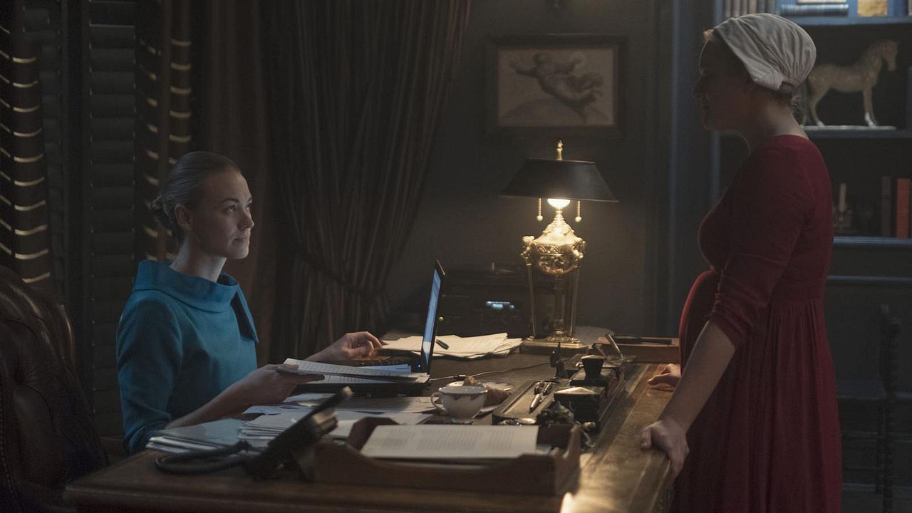 The Handmaid’s Tale : Foto Yvonne Strahovski, Elisabeth Moss