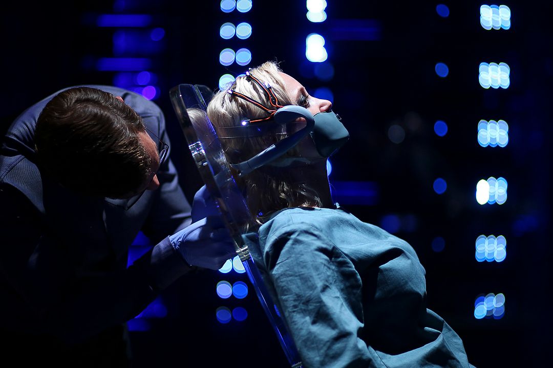 TAU : Foto Ed Skrein, Maika Monroe