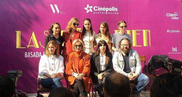 Las niñas bien : Cobertura de revista