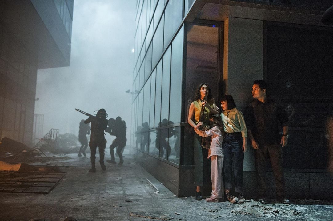 Extinción : Foto Lizzy Caplan, Michael Peña