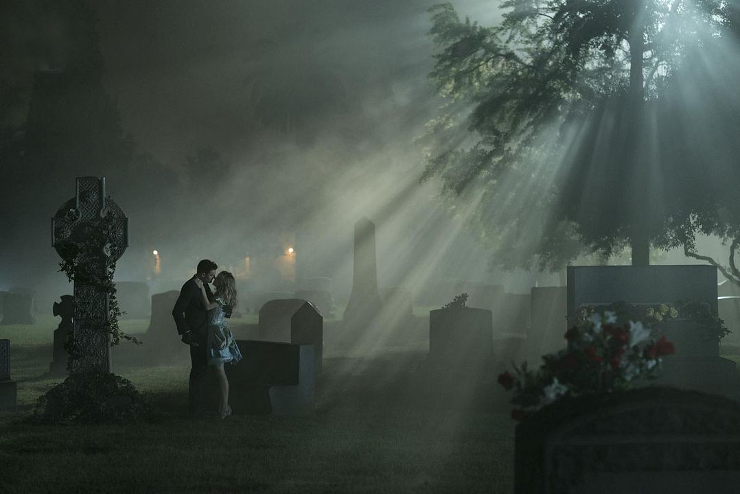 Into The Dark : Foto Tom Bateman, Rebecca Rittenhouse