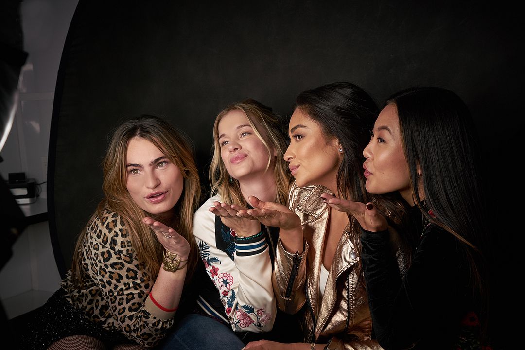 You : Foto Shay Mitchell, Elizabeth Lail, Kathryn Gallagher
