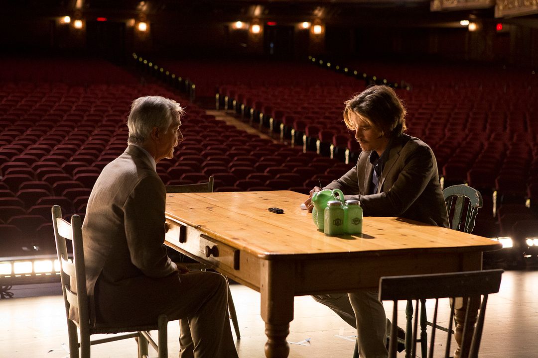 Una entrevista con Dios : Foto David Strathairn, Brenton Thwaites