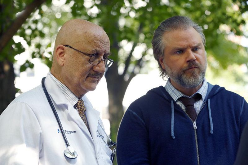 New Amsterdam (2018) : Foto Anupam Kher, Tyler Labine