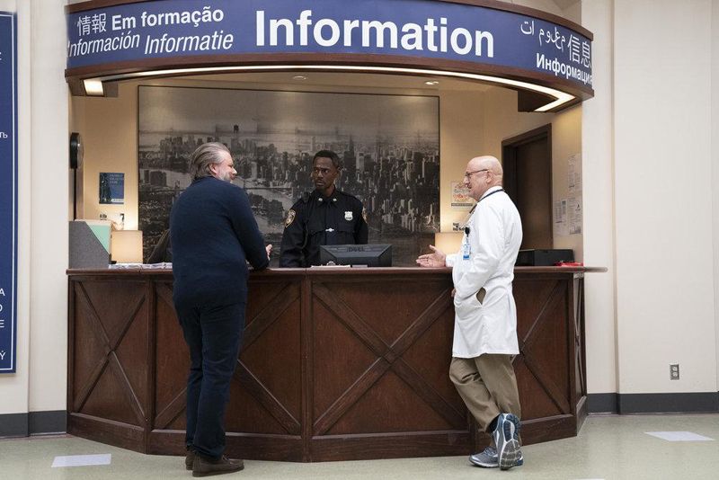 New Amsterdam (2018) : Foto Tyler Labine, Anupam Kher