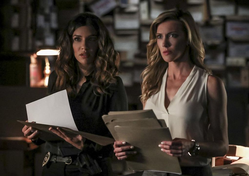 Arrow : Foto Katie Cassidy, Juliana Harkavy