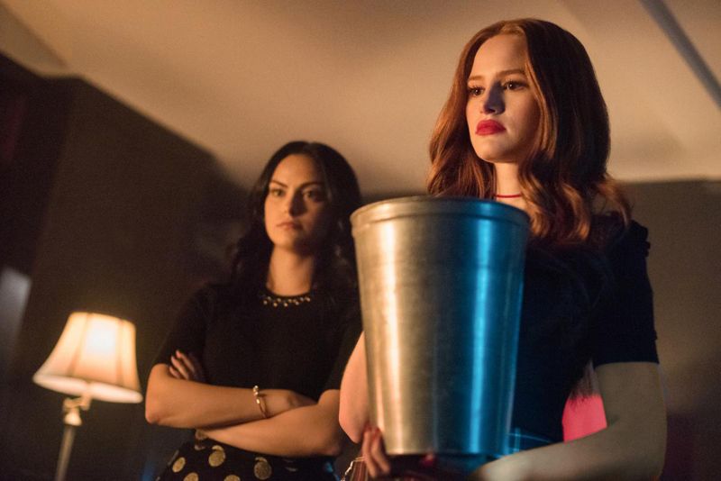 Riverdale : Foto Madelaine Petsch, Camila Mendes