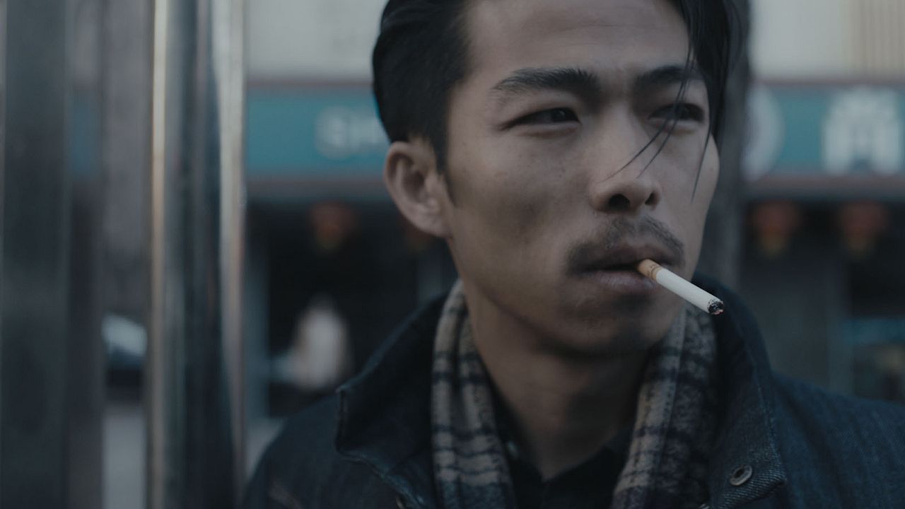 Un elefante sentado y quieto : Foto