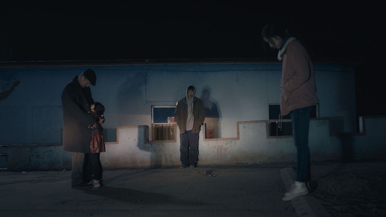 Un elefante sentado y quieto : Foto