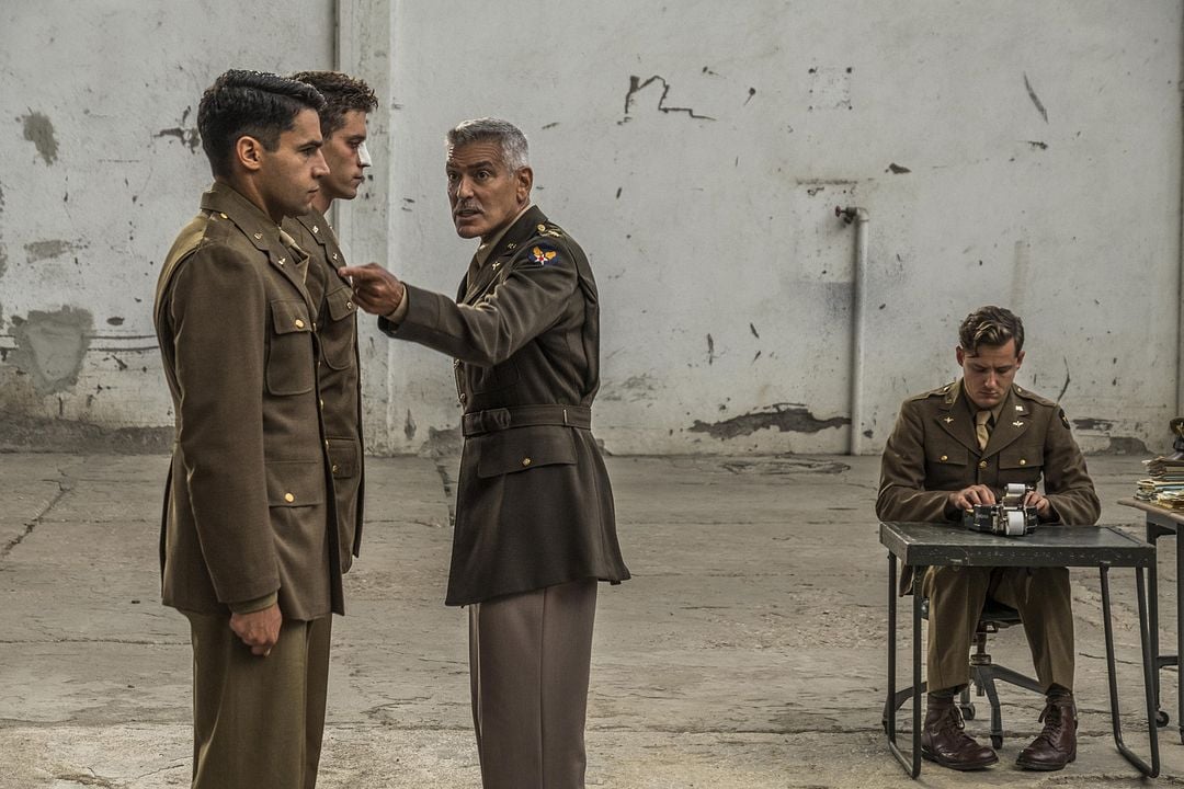 Catch-22 : Foto George Clooney, Christopher Abbott, Lewis Pullman