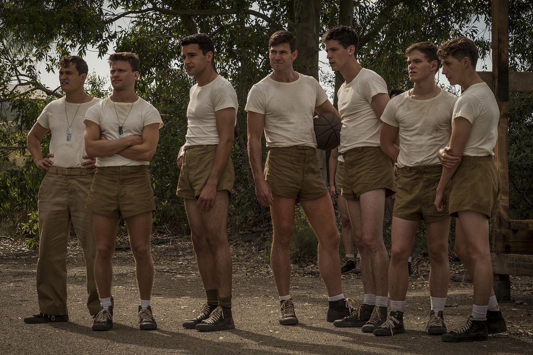 Catch-22 : Foto Austin Stowell, Christopher Abbott