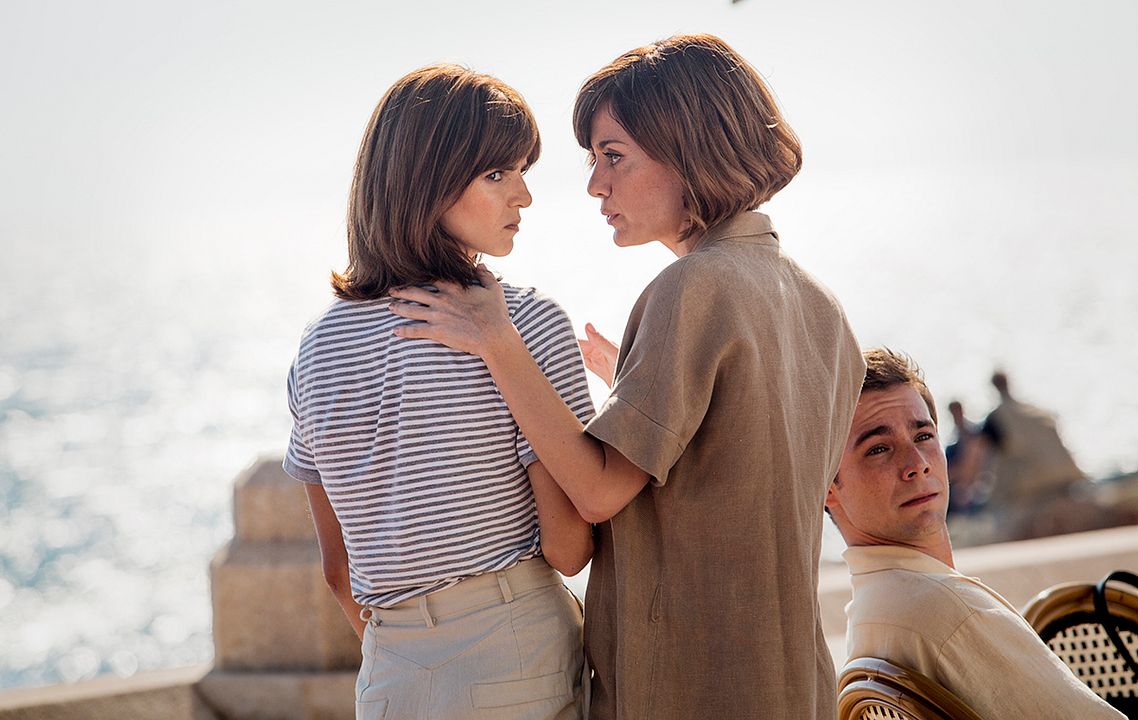 Gente Que Viene y Bah : Foto Clara Lago, Alexandra Jiménez