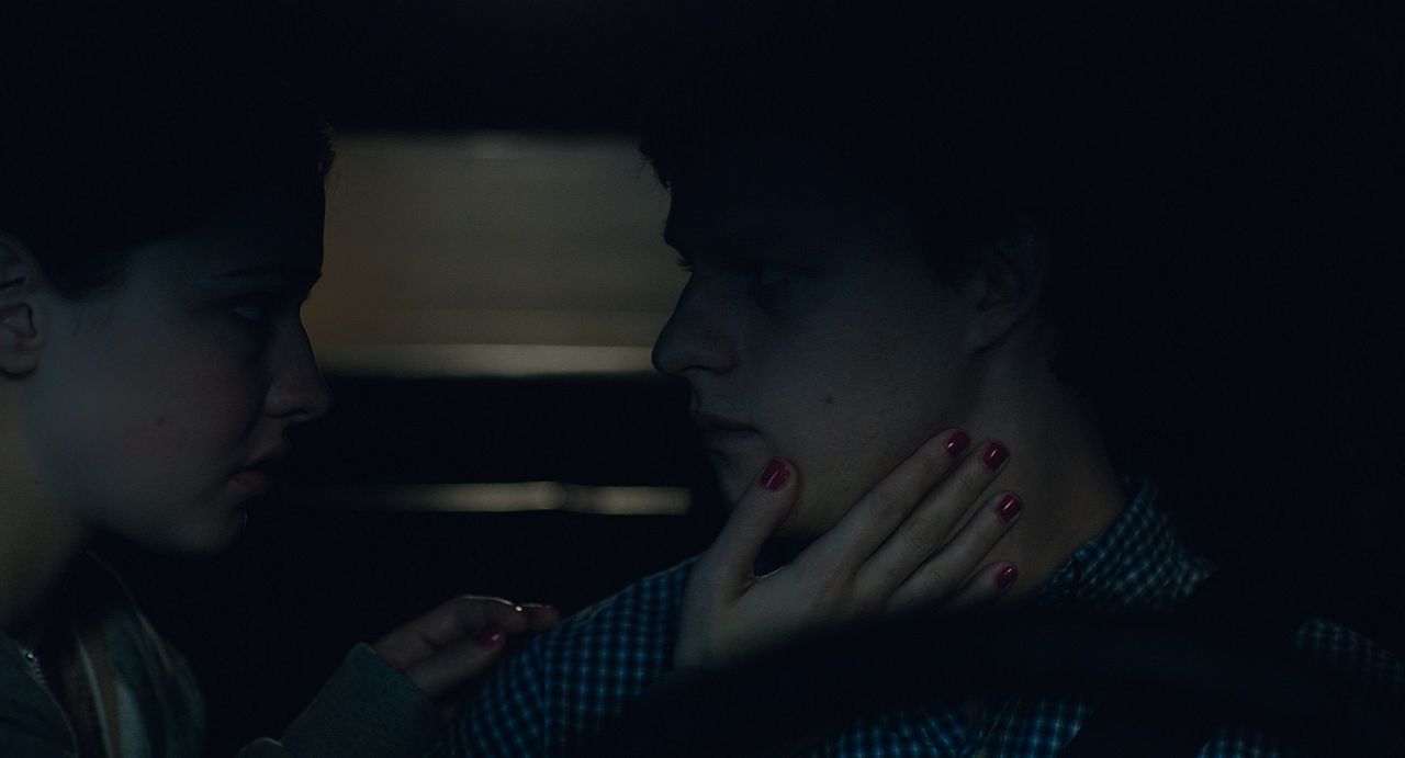 Corazón borrado : Foto Madelyn Cline, Lucas Hedges
