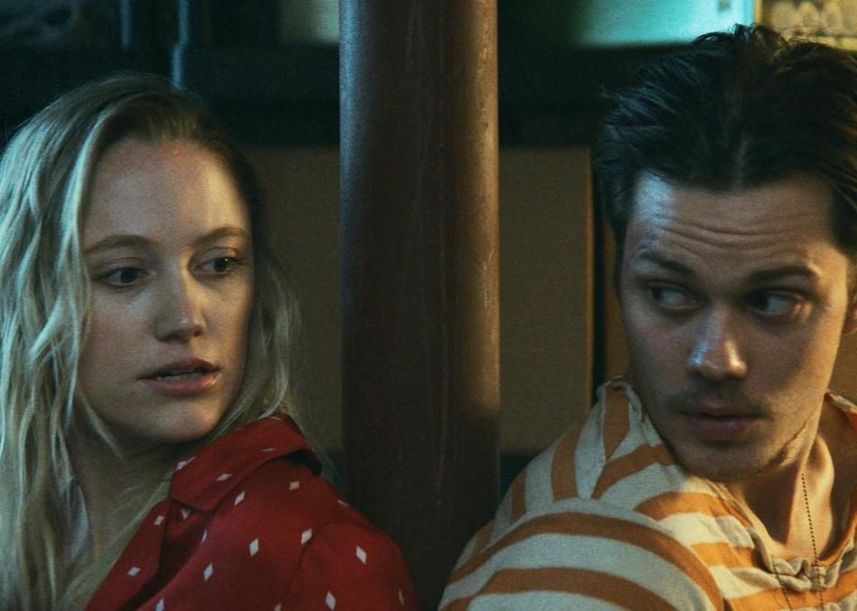 Foto Maika Monroe, Bill Skarsgård