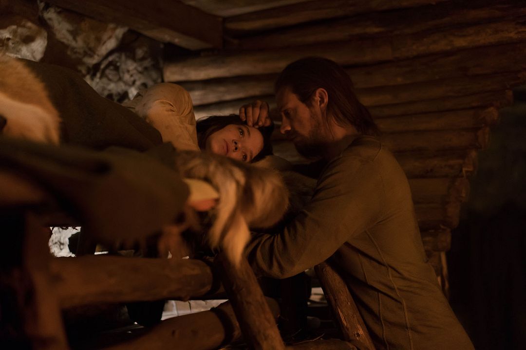 Foto Esme Creed-Miles, Joel Kinnaman