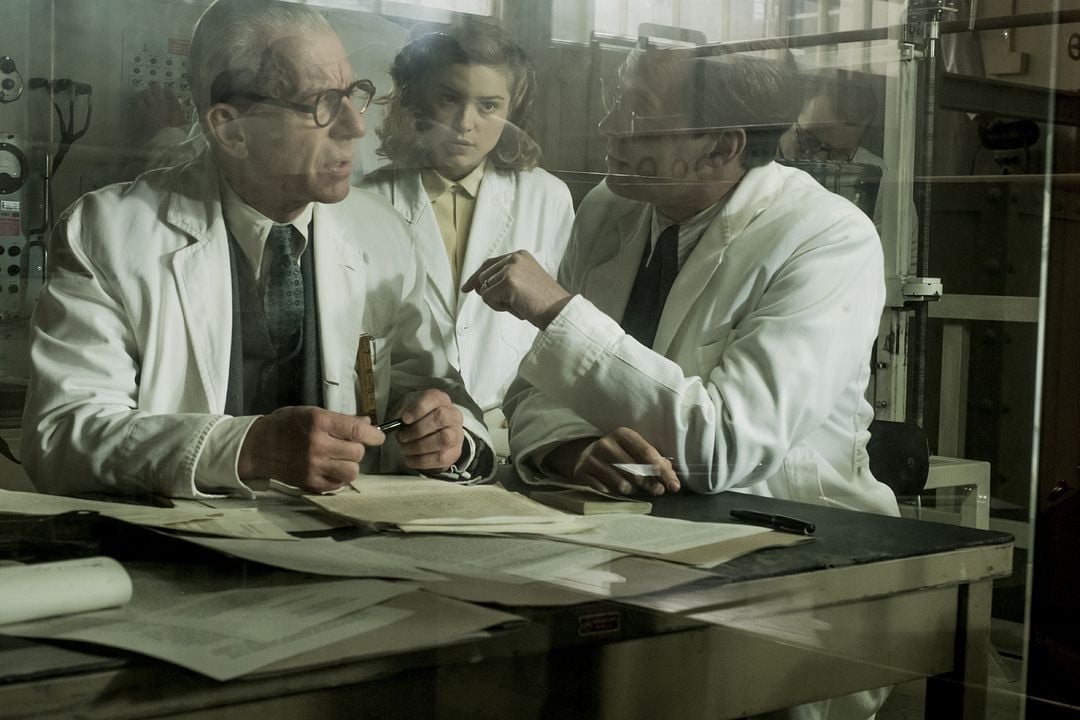 La espía roja : Foto Tom Hughes, Sophie Cookson