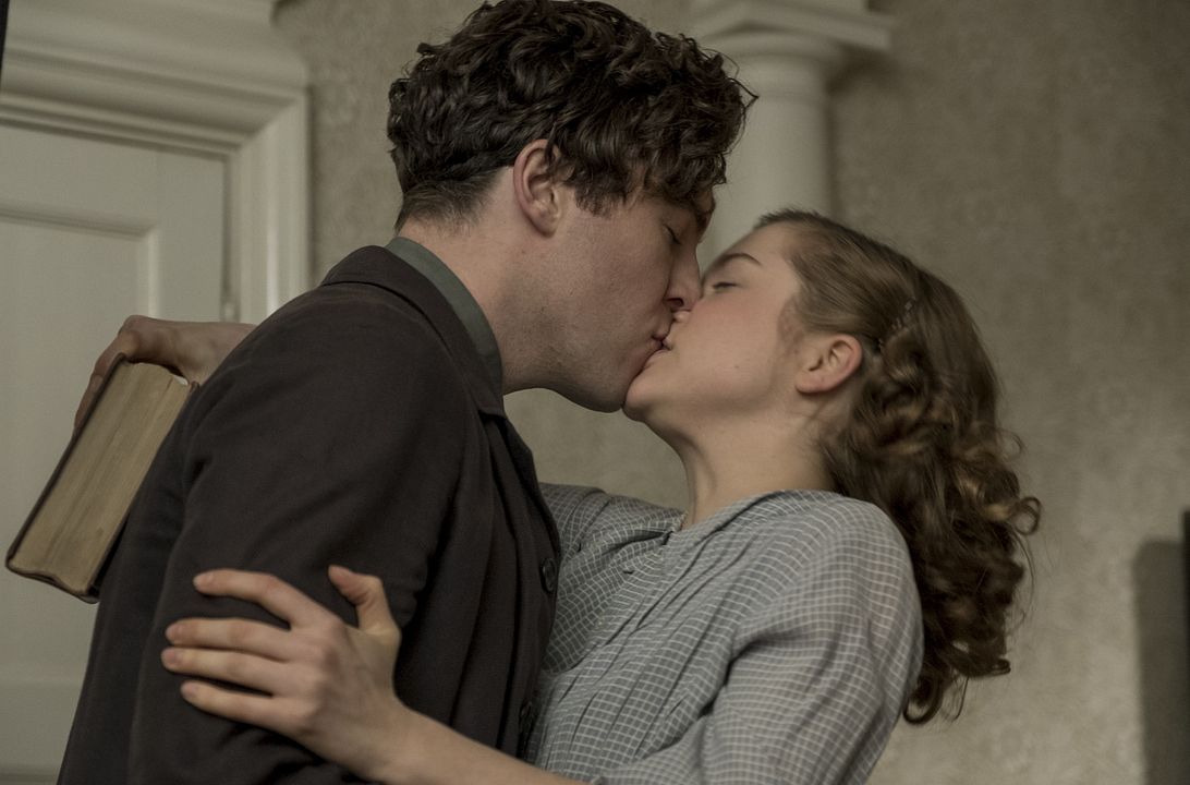 La espía roja : Foto Tom Hughes, Sophie Cookson