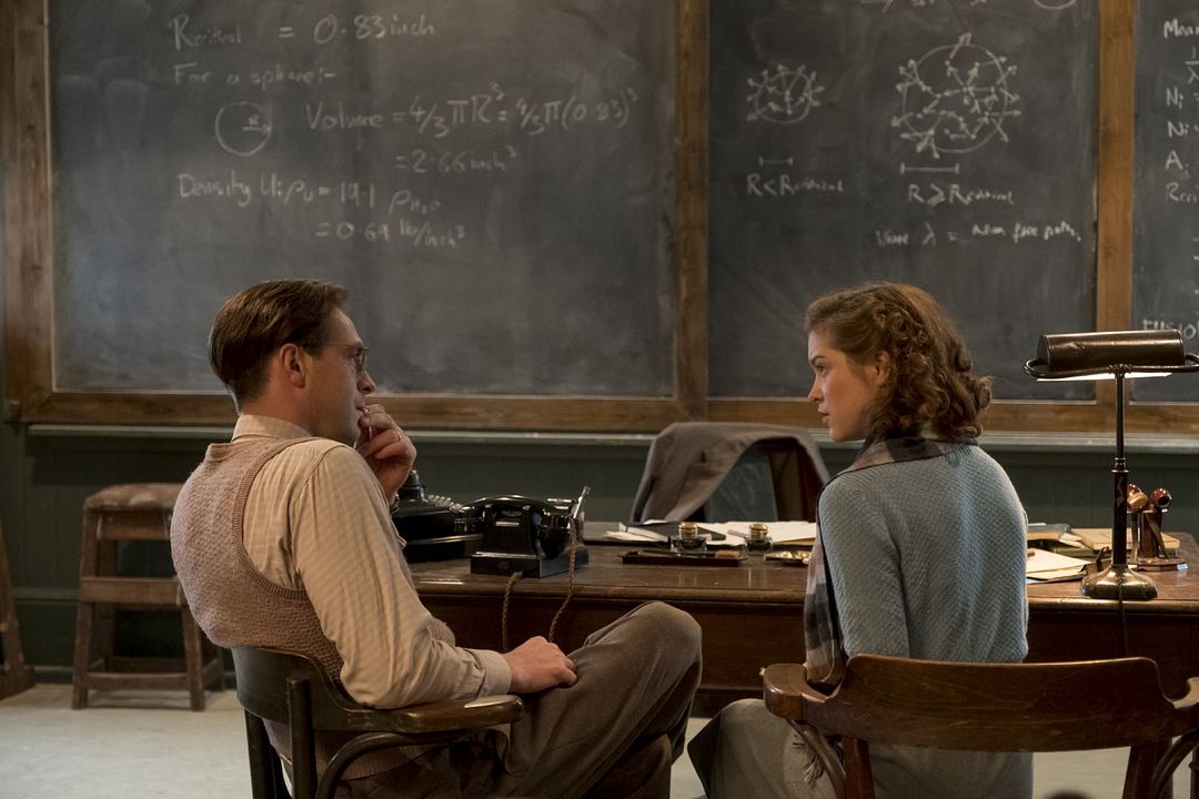 La espía roja : Foto Tom Hughes, Sophie Cookson