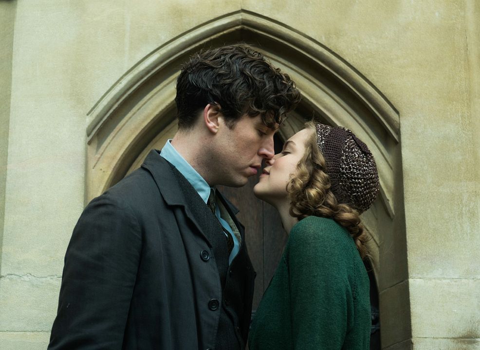 La espía roja : Foto Tom Hughes, Sophie Cookson